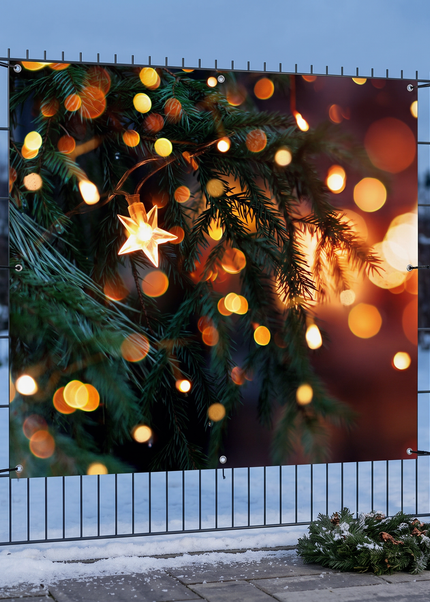 Sichtschutz mit Weihnachtsmotiv Rima am Doppelstabmattenzaun im verschneiten Garten