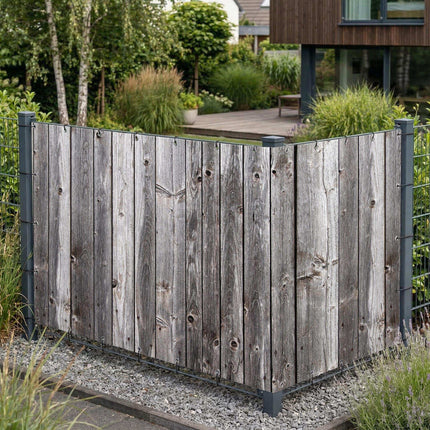 Brett als Sichtschutz am Gartenzaun