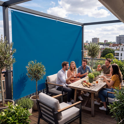 Sichtschutz Brilliantblau (RAL® 5007) als Sichtschutz auf der Terrasse