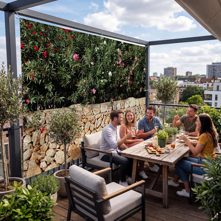 Bunte Rosaly als Sichtschutz auf der Terrasse