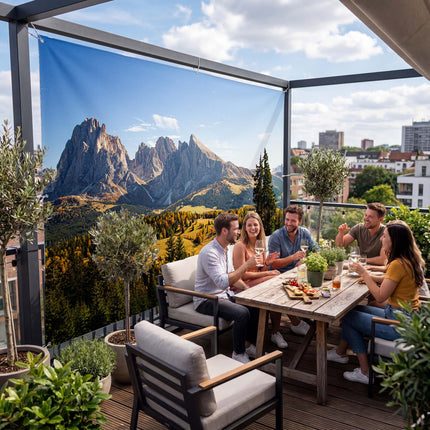 Elias als Sichtschutz auf der Terrasse