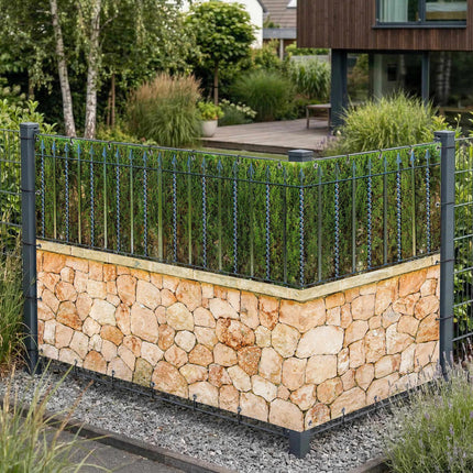 Flori als Sichtschutz am Gartenzaun
