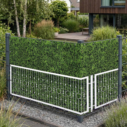 Grandma als Sichtschutz am Gartenzaun