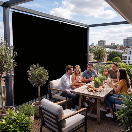 Sichtschutz Graphitschwarz (RAL® 9011) auf der Terrasse
