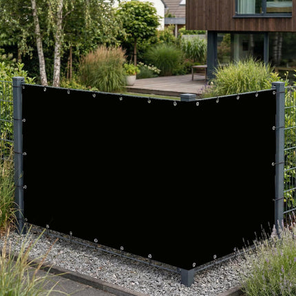 Sichtschutz Graphitschwarz (RAL® 9011) am Gartenzaun