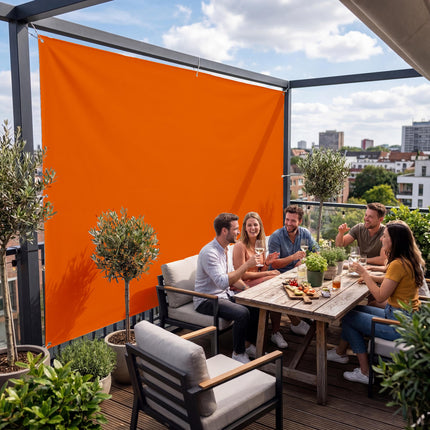 Sichtschutz Reinorange (RAL® 2004) als Sichtschutz auf der Terrasse
