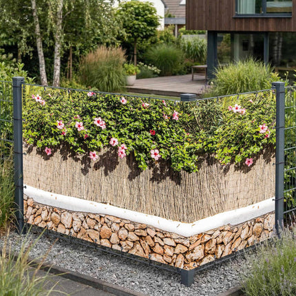 Risa als Sichtschutz am Gartenzaun