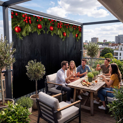 Santa als Sichtschutz auf der Terrasse