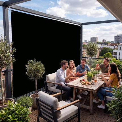 Sichtschutz Signalschwarz (RAL® 9004) auf der Terrasse