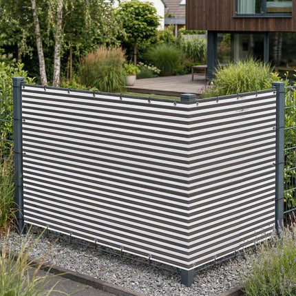 Wellblech Alu als Sichtschutz am Gartenzaun