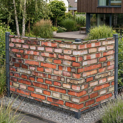 Ziegelmauer Patina als Sichtschutz am Gartenzaun