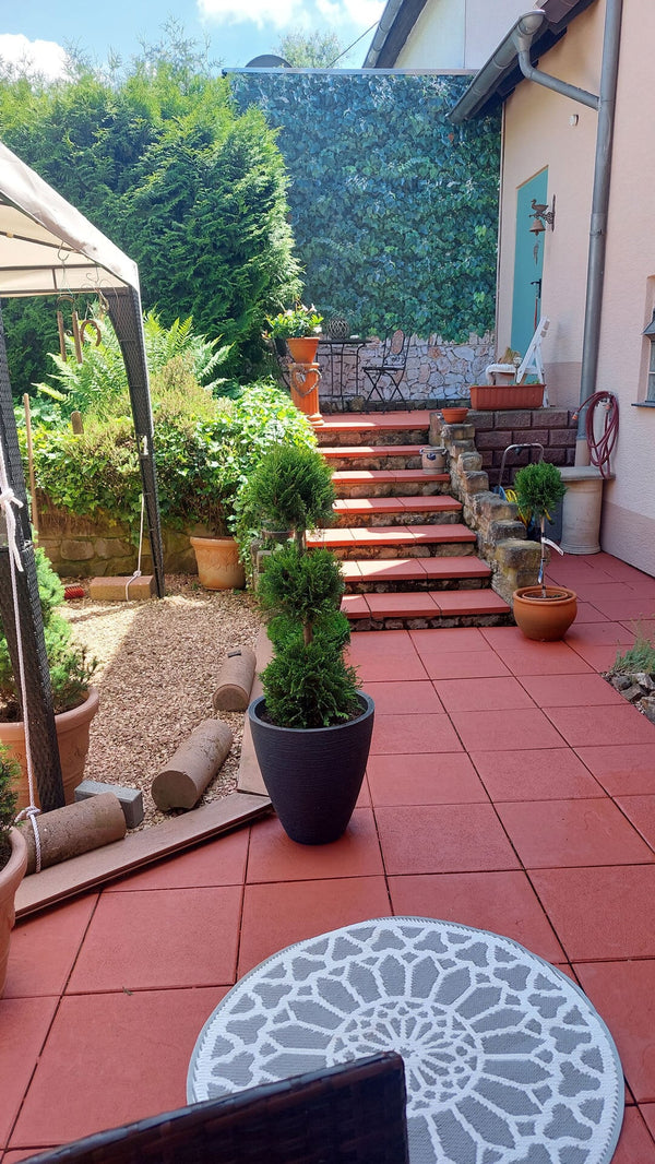 Den Terrassensichtschutz kannst du auch als Sonnenschutz und Windschutz einsetzen