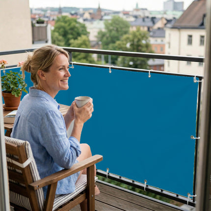 Sichtschutz Brilliantblau (RAL® 5007) als Balkonsichtschutz Innenansicht