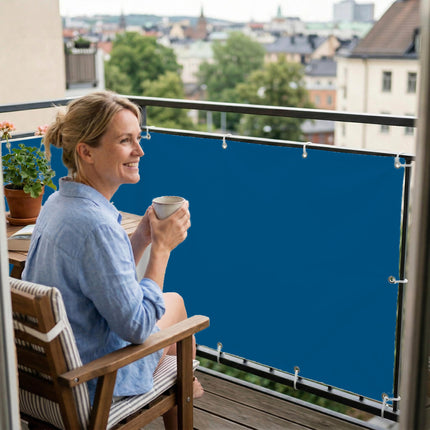 Sichtschutz Enzianblau (RAL® 5010) als Balkonsichtschutz Innenansicht