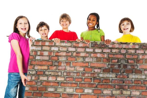 myfence Sichtschutz Ziegelmauer Patina mit Kindern