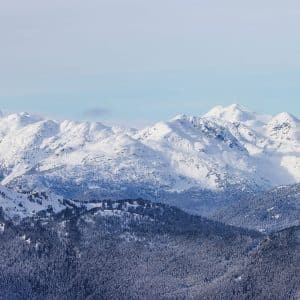 Motiv-Sichtschutz Frosty: Schneelandschaft mit Bergkette